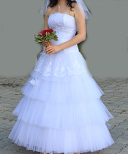 красивое , белоснежное свадебное платье